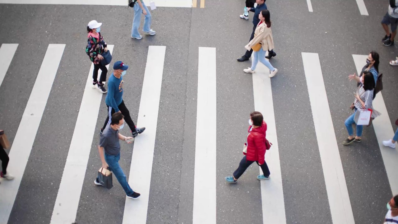 Ungewöhnlicher Job: 59-jähriger Taucher liefert Pizzen unter Wasser aus
