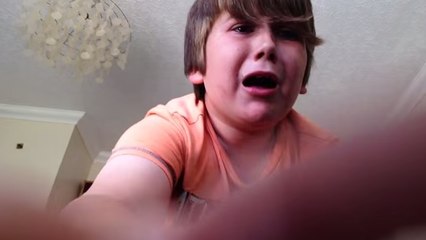 Âgé de 9 ans, il se filme en train de manger le piment le plus puissant du monde. Mais il va vite le regretter...