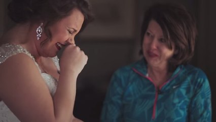 Une femme fait un magnifique cadeau à sa fille le jour de son mariage