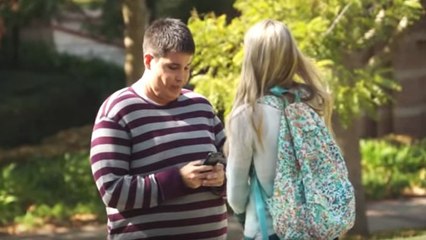 Déguisé en personne forte, il essaie de draguer des filles