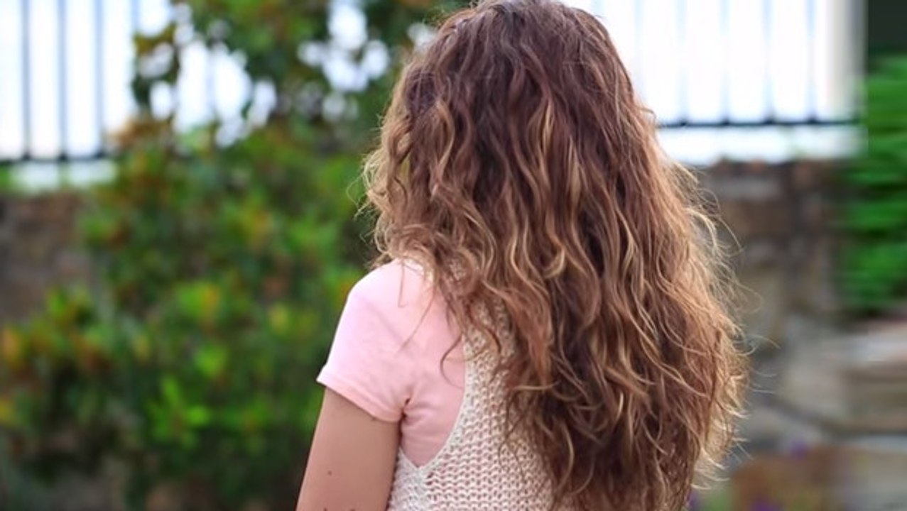 Cette fille parvient à faire des boucles avec un objet tout simple qu'on a toutes dans le placard. Le résultat est dingue