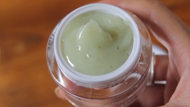 Réalisez une crème hydratante au thé vert. Elle sera parfaite pour les peaux sèches