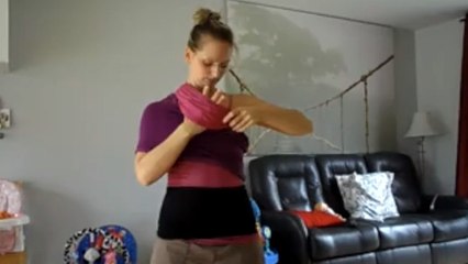 Cette maman a fabriqué une écharpe de portage à moindre coût