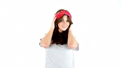 Comment se coiffer différemment avec un foulard ?