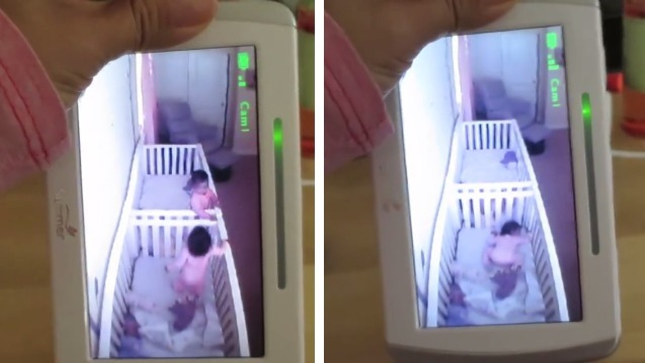 Des bébés jumelles font croire à leur mère qu'elles dorment sagement, mais...