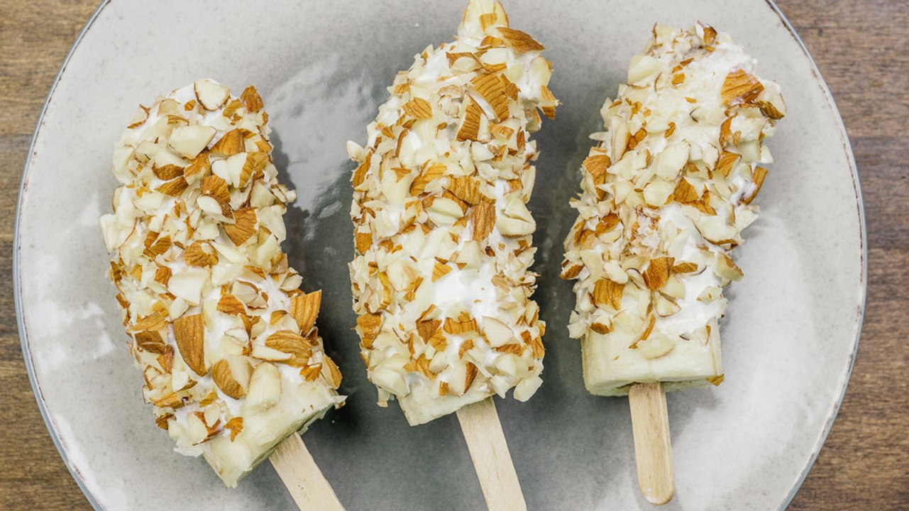 Avec une banane, des amandes et un yaourt, il fait un dessert super gourmand