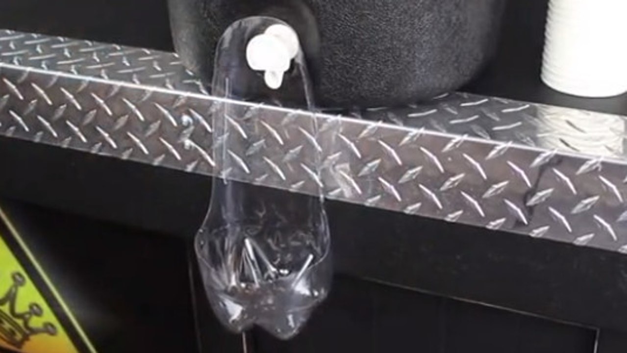 Marre des robinets qui fuient ? Cette astuce vous permet de récupérer l'eau