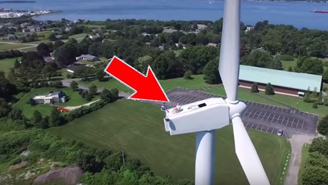 Un drone filme une scène hallucinante sur une éolienne