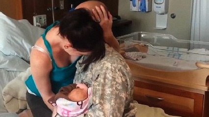Un soldat fait une surprise à sa femme et voit son bébé pour la première fois