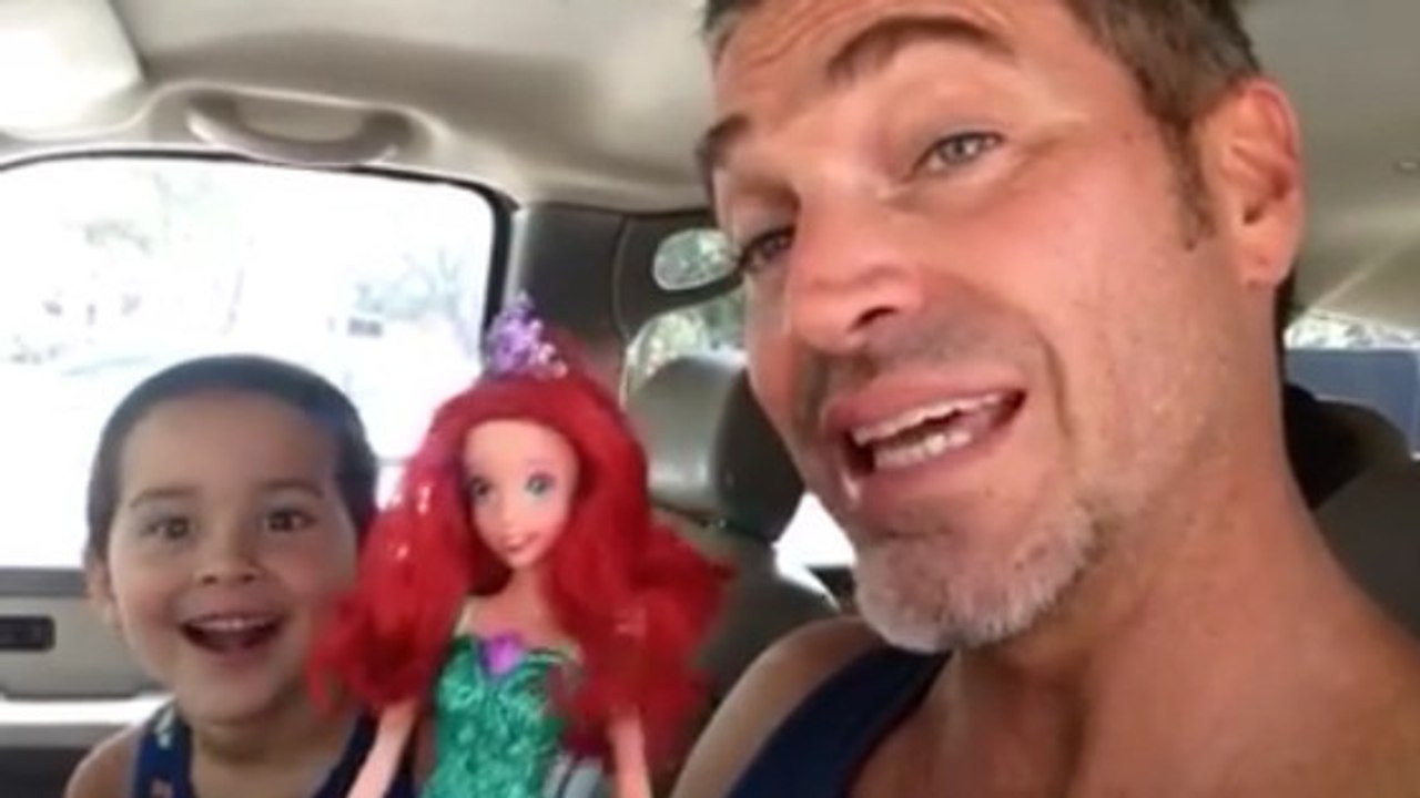 La réaction brillante d'un père quand son fils lui a demandé une poupée comme cadeau d'anniversaire