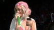 Katy Perry : en plein concert, elle remet à sa place l'ex-copain d'une de ses fans en lui envoyant un message sur Whatsapp