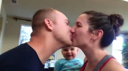 L'adorable réaction d'un bébé quand ses parents s'embrassent