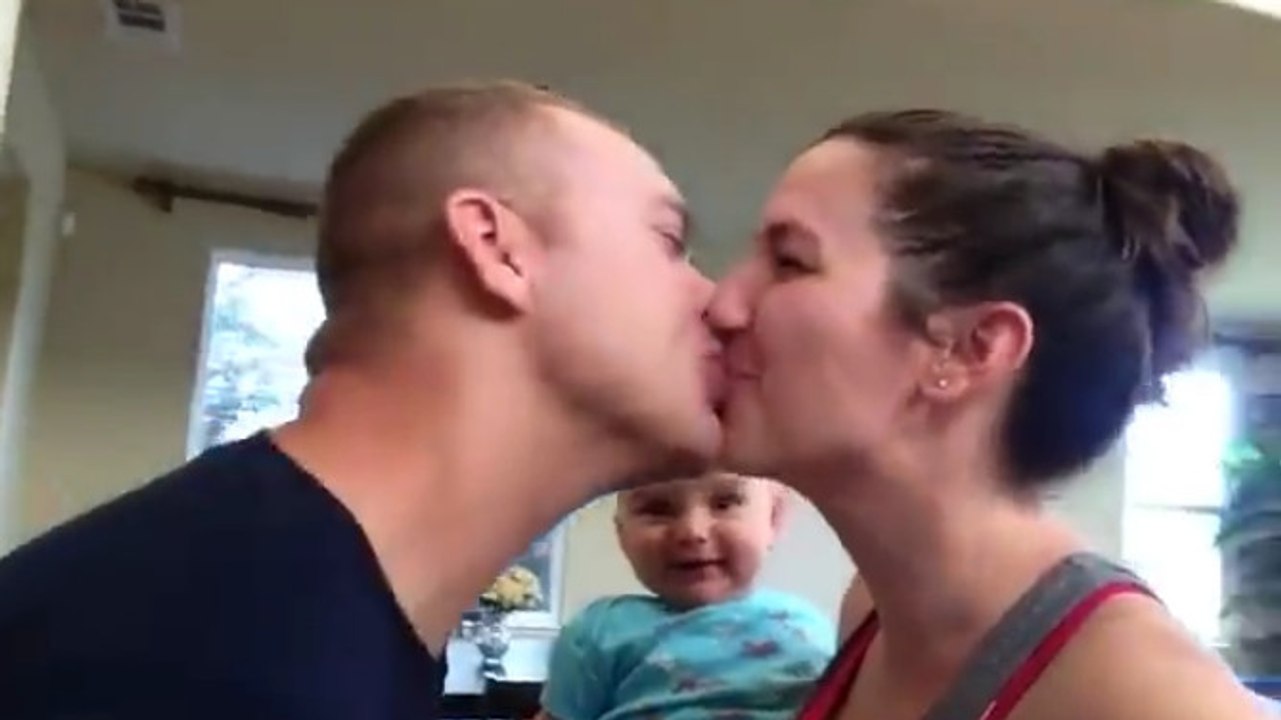 L'adorable réaction d'un bébé quand ses parents s'embrassent