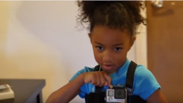 Une fille filme son tout premier jour d'école en caméra embarquée