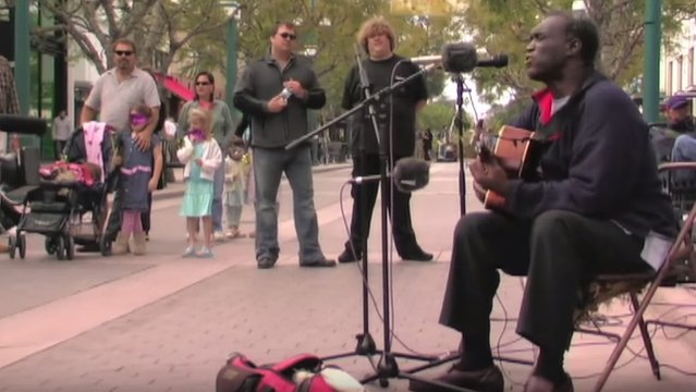Il chante un classique du RnB et la foule est éblouie. Mais attendez de voir qui va le rejoindre...