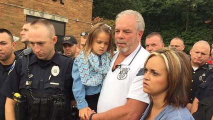 Les collègues d'un policier tué font une magnifique surprise à sa fille pour la rentrée des classes