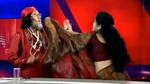 Une astrologue et un gourou se battent en direct à la télévision indienne