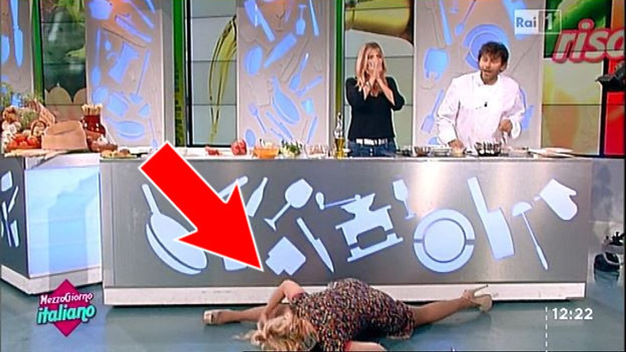 Une chanteuse italienne veut faire le grand-écart en direct et elle se rate complètement