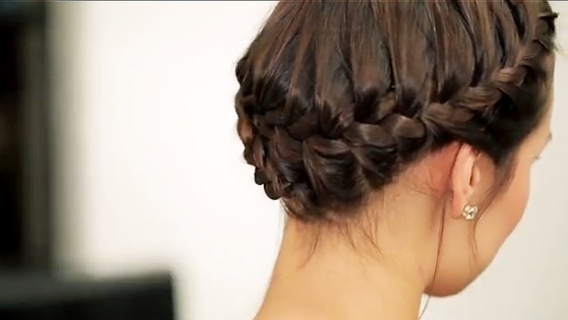 Réaliser une couronne de tresses sur cheveux courts, c'est possible
