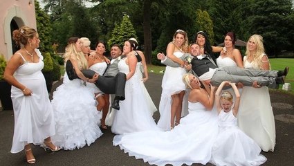 A ce mariage, toutes les demoiselles d'honneur étaient en robe de mariée. Vous allez rapidement comprendre pourquoi