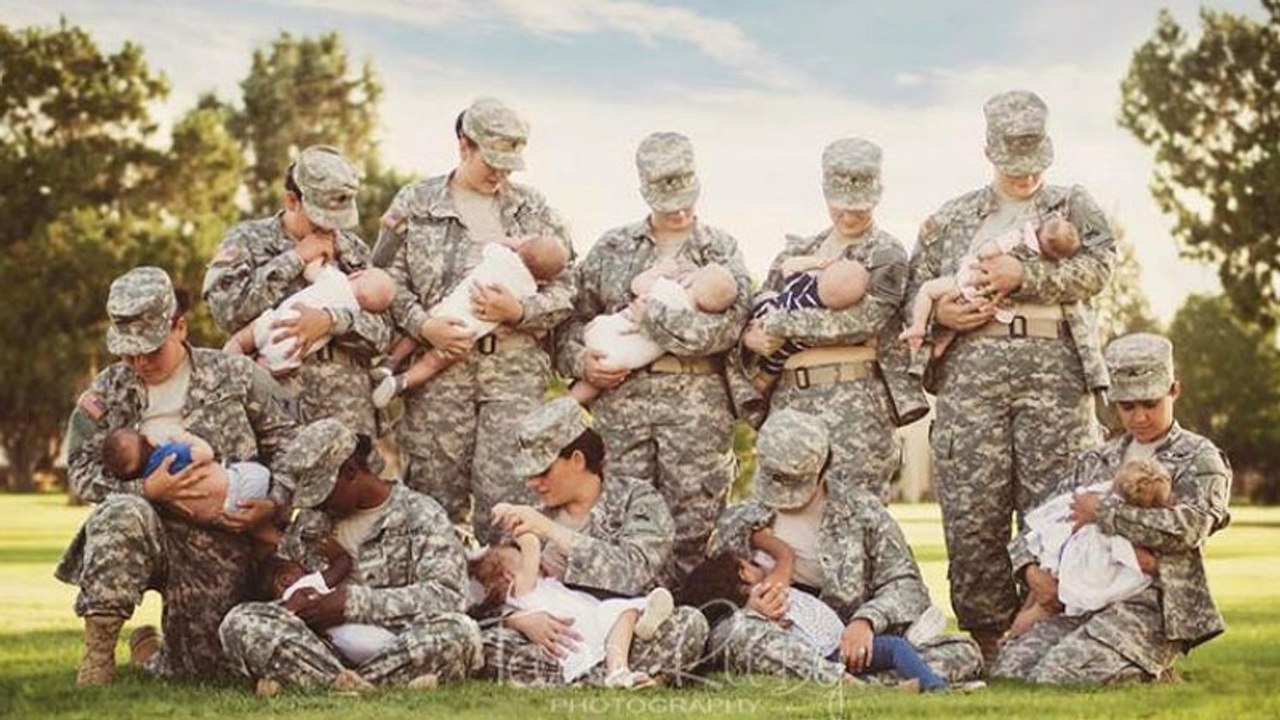Les photos de ces femmes militaires en train d'allaiter en uniforme créent le buzz