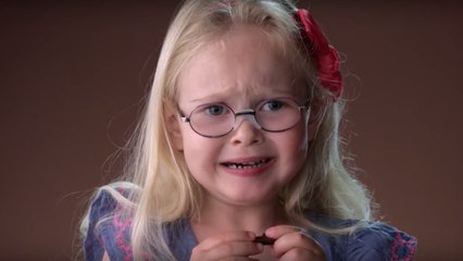 Des enfants goûtent du chocolat noir pour la première fois... en slow motion