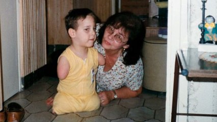 Né sans bras et sans jambes, le jeune Szabolcs Kollinger a 22 ans et il a bien grandi