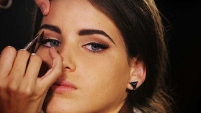 La tendance de l'eyebrow slits, ou le rasage de sourcils, revient à la mode