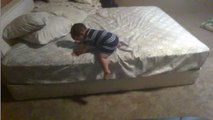 Ce bébé a une adorable astuce pour descendre de son lit... mais comment fait-il ?