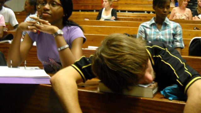 Un prof réveille un élève endormi de la pire des manières