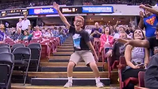 Un garçon fait le show pendant un match de basket