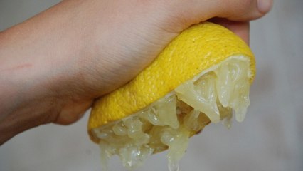 Comment obtenir plus de jus en pressant un citron ? La solution économique