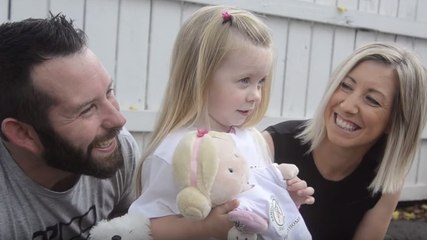 Cette petite fille a retrouvé sa poupée qui était partie en vacances