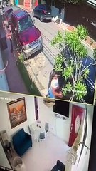 Un robo singular: video muestra cómo señora entrega todo a unos ladrones