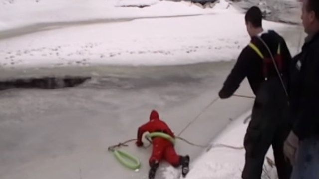 Des secouristes empêchent un chien de congeler dans un lac