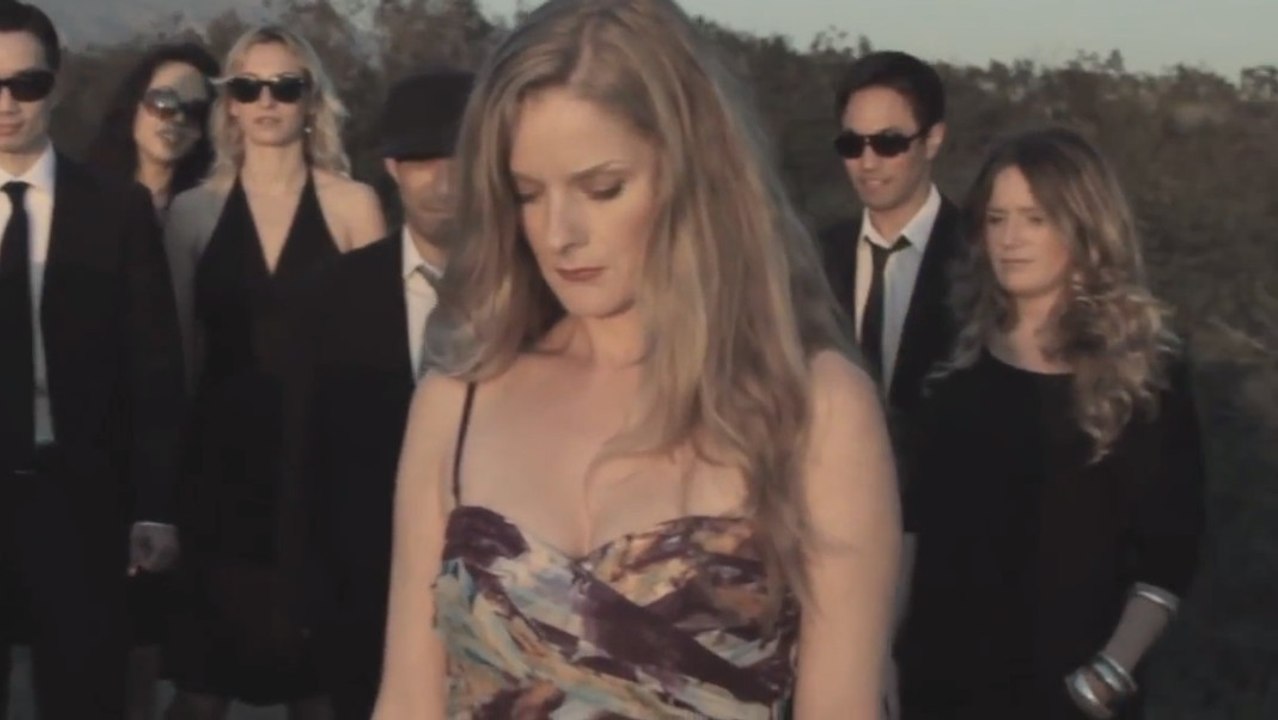 Un réalisateur fait la demande en mariage la plus romantique en plein tournage