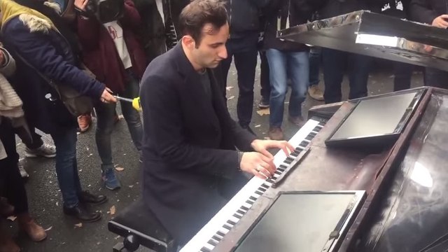 Attentats à Paris - Bataclan : il joue Imagine de John Lennon au piano en hommage aux victimes