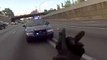 Un policier demande à un motard de faire une roue arrière puis le prend en chasse