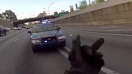 Un policier demande à un motard de faire une roue arrière puis le prend en chasse
