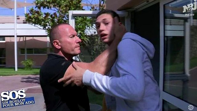 SOS un boulot pour mon ado : un jeune tente de frapper Pascal Soetens puis le cameraman