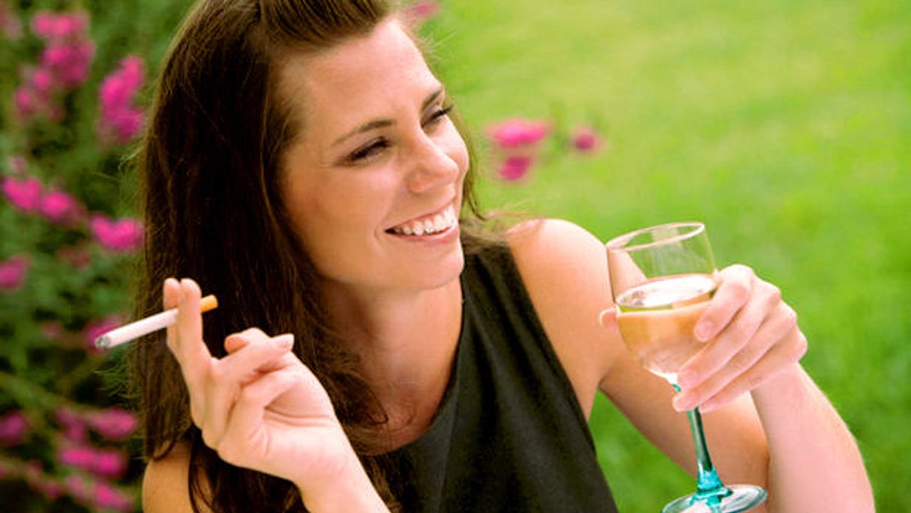 Fumer en buvant de l'alcool : la science donne la vraie raison de ce besoin