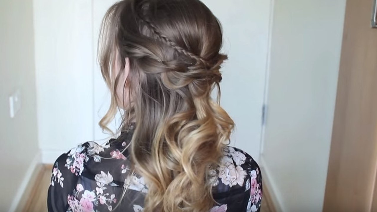 Une coiffure romantique et simple à réaliser pour les cheveux ondulés