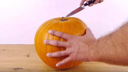 Avec une simple citrouille, il réalise un objet qui va plaire à tous vos invités !