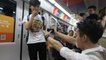 La demande en mariage bouleversante d'un couple gay dans le métro de Pékin