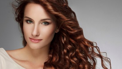 Comment faire des boucles sans fer à boucler ? Cette femme a trouvé une technique hallucinante