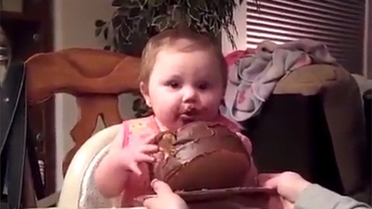 Ce bébé mange du gâteau au chocolat pour la première fois !