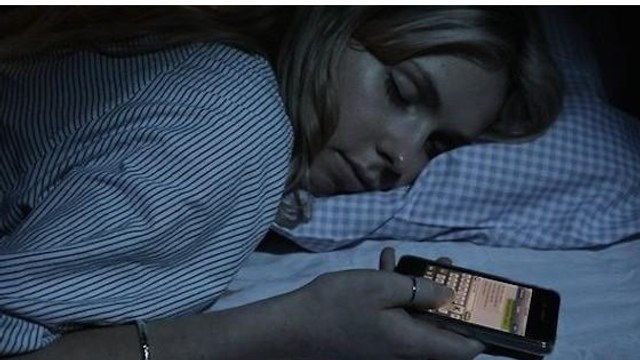 Dormir près de son téléphone : une mauvaise habitude à perdre rapidement