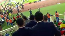 شاهد .. لحظة فوز منتخب مصر على الكاميرون وفرحة الجماهير من الملعب