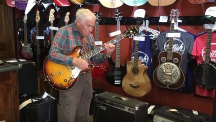 Ce papy a étonné tout le monde dans un magasin de guitares