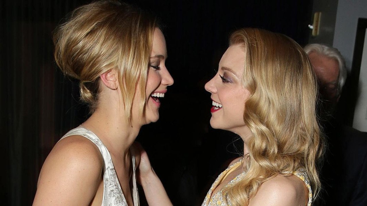 Jennifer Lawrence embrasse Natalie Dormer sur le tapis rouge de Hunger Games